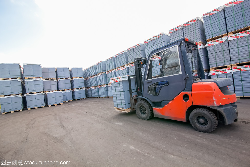 自動(dòng)裝載機(jī)砼砌塊 現(xiàn)代建筑工廠(chǎng)旁的便捷之選